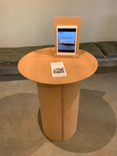 Ladda upp bild till gallerivisning, &cirkulär®, Smart Form Sweden, Robert Bengtsson, pelarbord, satsbord, Kork, ek, förnybara material, ekomaterial, hållbarhet, ståbord, mässbord, utställningsbord, exponeringsbord, displaybord, presentationsbord, mässmöbel, utställningsmöbel, podium