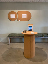 Ladda upp bild till gallerivisning, &cirkulär®, Smart Form Sweden, Robert Bengtsson, pelarbord, satsbord, Kork, ek, förnybara material, ekomaterial, hållbarhet, ståbord, mässbord, utställningsbord, exponeringsbord, displaybord, presentationsbord, mässmöbel, utställningsmöbel, podium