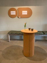 Ladda upp bild till gallerivisning, &cirkulär®, Smart Form Sweden, Robert Bengtsson, pelarbord, satsbord, Kork, ek, förnybara material, ekomaterial, hållbarhet, ståbord, mässbord, utställningsbord, exponeringsbord, displaybord, presentationsbord, mässmöbel, utställningsmöbel, podium