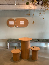 Ladda upp bild till gallerivisning, &cirkulär®, Smart Form Sweden, Robert Bengtsson, pelarbord, satsbord, Kork, ek, förnybara material, ekomaterial, hållbarhet, ståbord, mässbord, utställningsbord, exponeringsbord, displaybord, presentationsbord, mässmöbel, utställningsmöbel, podium