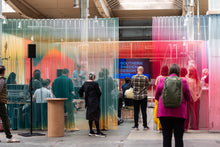 Ladda upp bild till gallerivisning, &cirkulär®, Smart Form Sweden, Robert Bengtsson, pelarbord, satsbord, Kork, ek, förnybara material, ekomaterial, hållbarhet, ståbord, mässbord, utställningsbord, exponeringsbord, displaybord, presentationsbord, mässmöbel, utställningsmöbel, podium
Foto: Form & Design Center