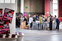 Ladda upp bild till gallerivisning, &cirkulär®, Smart Form Sweden, Robert Bengtsson, pelarbord, satsbord, Kork, ek, förnybara material, ekomaterial, hållbarhet, ståbord, mässbord, utställningsbord, exponeringsbord, displaybord, presentationsbord, mässmöbel, utställningsmöbel, podium
Foto: Form & Design Center