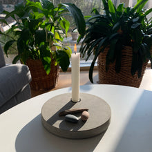 Ladda upp bild till gallerivisning, KONCEPT LEVEL, LEVEL F Rund, Smart Form Sweden, Betong, bordsdekoration, hantverk, svensk design, vas, ljushållare