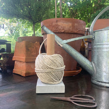 Ladda upp bild till gallerivisning, Smart Form Sweden, Robert Bengtsson, Betong, Ek, Snörhållare Garnhållare, hampa