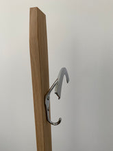 Ladda upp bild till gallerivisning, Mobil hängare, återbuk av gammal italiensk krok i en design med svensk ek.