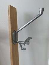 Ladda upp bild till gallerivisning, Mobil hängare, återbuk av gammal italiensk krok i en design med svensk ek.