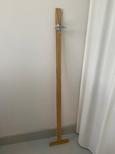 Ladda upp bild till gallerivisning, Mobil hängare, återbuk av gammal italiensk krok i en design med svensk ek.