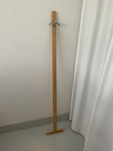 Ladda upp bild till gallerivisning, Mobil hängare, återbuk av gammal italiensk krok i en design med svensk ek.