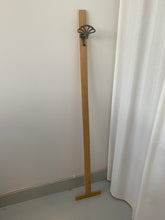 Ladda upp bild till gallerivisning, Mobil hängare, återbuk av gammal italiensk krok i en design med svensk ek.