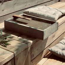 Ladda upp bild till gallerivisning, Fågelpool, svensk ek, betong, Smart Form Sweden, fågelbad, fågelbad i betong, biologisk mångfald, Robert Bengtsson, Foto: Åsa Gramén