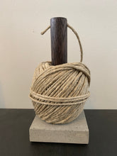 Ladda upp bild till gallerivisning, Snör- garnhållare svartlaserad ek med hampsnöre