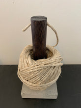 Ladda upp bild till gallerivisning, Snör- garnhållare svartlaserad ek med hampsnöre