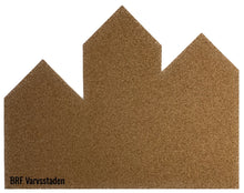 Ladda upp bild till gallerivisning, Anslagstavla, infotavla, pin board, note board, Robert Bengtsson, Smart Form Sweden, kork, naturmaterial, din egen text / logga, väggtavla, PASSION by Smart Form Sweden, arkitektur, hus
