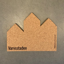 Ladda upp bild till gallerivisning, Smart Form Sweden, Robert Bengtsson, Passion, PASSION by Smart Form Sweden, city passion, kork, underlägg, bricka, display, dekoration, 
Underlägg / bricka i kork i serien PASSION by Smart Form Sweden, En hyllning till inspirerande arkitektur och trevliga kvarter, städer och destinationer. Varvsstaden
