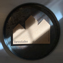 Ladda upp bild till gallerivisning, Smart Form Sweden, Robert Bengtsson, Passion, PASSION by Smart Form Sweden, city passion, kork, underlägg, bricka, display, dekoration, 
Underlägg / bricka i kork i serien PASSION by Smart Form Sweden, En hyllning till inspirerande arkitektur och trevliga kvarter, städer och destinationer. Varvsstaden
