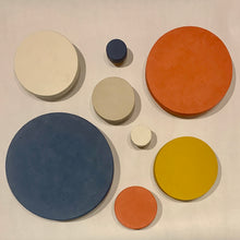 Ladda upp bild till gallerivisning, K prick, Smart Form Sweden, Robert Bengtsson, karaktär,  känsla, kork, eK, kulör, kalk, cirKulär, hängare, väggdekor, ljudabsorbent, väggknopp, dörrknopp, vägginstallation, Neurodesign, taktila material, inredningsdetalj, rockhängare, förvaring
