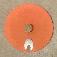 Ladda upp bild till gallerivisning, K prick, Smart Form Sweden, Robert Bengtsson, karaktär,  känsla, kork, eK, kulör, kalk, cirKulär, hängare, väggdekor, ljudabsorbent, väggknopp, dörrknopp, vägginstallation, Neurodesign, taktila material, inredningsdetalj, rockhängare, förvaring
