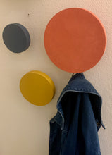 Ladda upp bild till gallerivisning, K prick, Smart Form Sweden, Robert Bengtsson, karaktär,  känsla, kork, eK, kulör, kalk, cirKulär, hängare, väggdekor, ljudabsorbent, väggknopp, dörrknopp, vägginstallation, Neurodesign, taktila material, inredningsdetalj, rockhängare, förvaring
