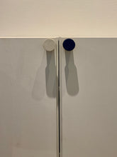 Ladda upp bild till gallerivisning, K prick, Smart Form Sweden, Robert Bengtsson, karaktär,  känsla, kork, eK, kulör, kalk, cirKulär, hängare, väggdekor, ljudabsorbent, väggknopp, dörrknopp, vägginstallation, Neurodesign, taktila material, inredningsdetalj, rockhängare, förvaring
