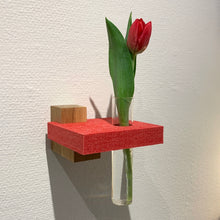 Ladda upp bild till gallerivisning, Embrace konsolsystem, Smart Form Sweden, Robert Bengtsson, konsolhylla, svensk ek, återvunnen PET, cylindervas, växter i inredning, tuplan
