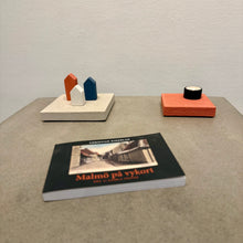 Ladda upp bild till gallerivisning, Set Kvarteret Kalk, Smart Form Sweden, Robert Bengtsson, Kalk, Kalkfärg, betong, kork, naturnära material, långlivade material, Gamla Väster, Set EVEL Medium K, ljushållare, Malmö på Vykort, betongbord
