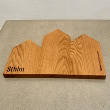 Ladda upp bild till gallerivisning, Skärbräda, ekbräda, ek, solid ek, underlägg, bricka, PASSION by Smart Form Sweden, 
Robert Bengtsson, arkitektur, inspirerande arkitektur, städer, kvarter, destinationer, platser, Under denna siluett finns en serie med produkter som hyllar inspirerande arkitektur och trevliga kvarter, städer och destinationer. city passion, passionbysmartformsweden, stadssiluett.
Sthlm, Stockholm
