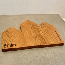 Ladda upp bild till gallerivisning, Skärbräda, ekbräda, ek, solid ek, underlägg, bricka, PASSION by Smart Form Sweden, 
Robert Bengtsson, arkitektur, inspirerande arkitektur, städer, kvarter, destinationer, platser, Under denna siluett finns en serie med produkter som hyllar inspirerande arkitektur och trevliga kvarter, städer och destinationer. city passion, passionbysmartformsweden, stadssiluett.
Sthlm, Stockholm
