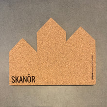 Ladda upp bild till gallerivisning, Skärbräda, ekbräda, ek, solid ek, underlägg, bricka, PASSION by Smart Form Sweden, 
Robert Bengtsson, arkitektur, inspirerande arkitektur, städer, kvarter, destinationer, platser, Under denna siluett finns en serie med produkter som hyllar inspirerande arkitektur och trevliga kvarter, städer och destinationer. city passion, passionbysmartformsweden, stadssiluett.
Skanör
