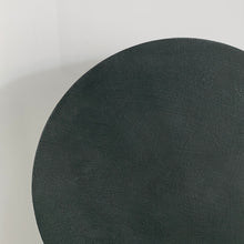 Ladda upp bild till gallerivisning, Trampsten i betong målad med kalkfärg i kulören Dark Forest, diameter 19,5 cm.
